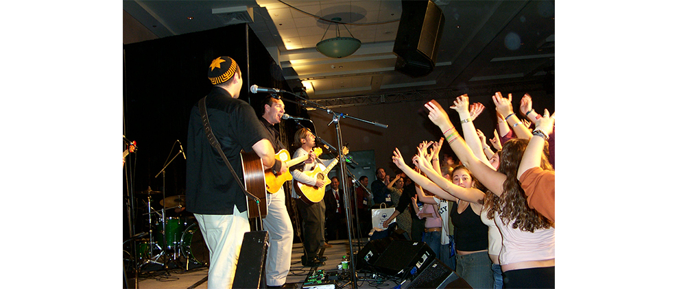 Jewish musicians perform rock songs for the Reform youth group biennial, Minneapolis, 2003. (Steve Lubetkin Photo/Used by Permission)